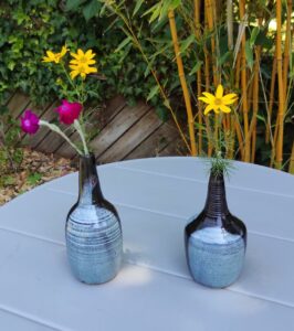 La terre à offrir soliflores, petits vases en grès