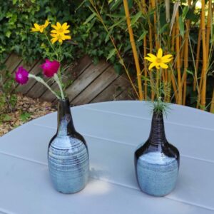 La terre à offrir soliflores, petits vases en grès