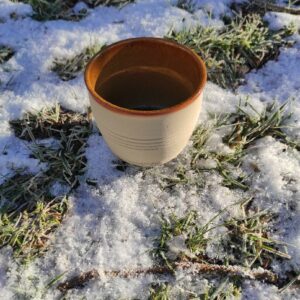 La terre à offrir artisanal fait main grès blanc