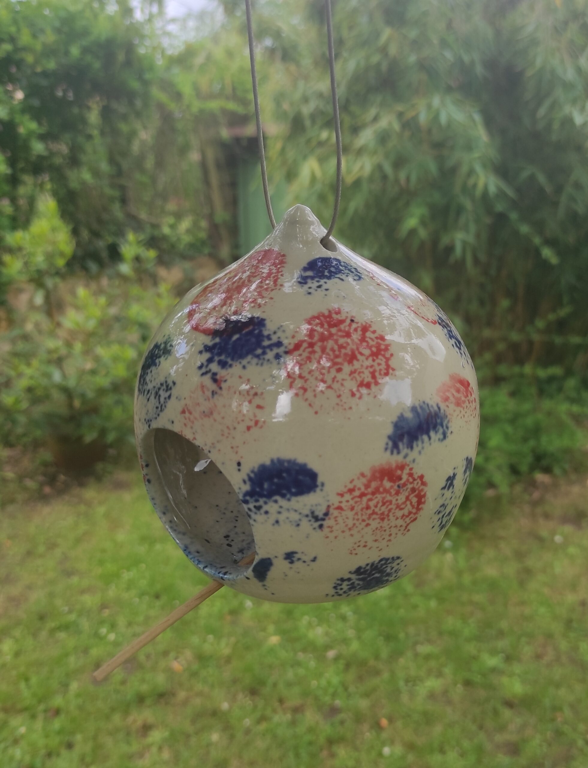 Mangeoire à oiseaux en grès – Image 3